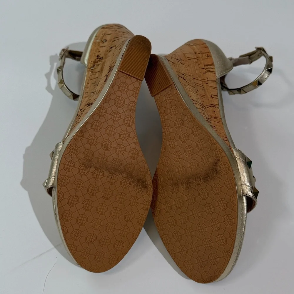 Lilly Pulitzer Sydney Wedge Heel Sandal Size 9.5. Gold Studded Metallic EUC
